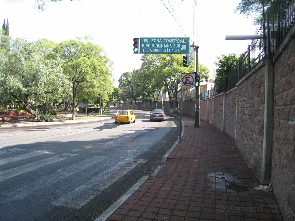 2011 Queretaro MX Half Marathon 240.JPG - The 2011 Queretaro Marathon on October 9. I was in town and was able to run the 21K, or 13.1 mile half marathon. The street just outside the Alamos House. This is the start of the very nice running area.